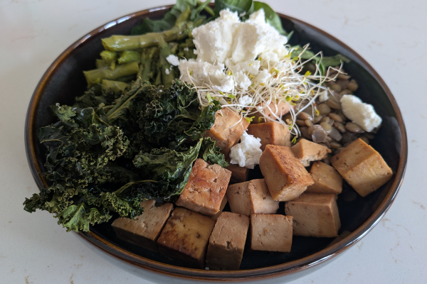 Image utilisée pour illustrer la recette de salade de lentilles protéinée au tofu, asperges et chèvre (faible charge glycémique) du blogue RE: Santé