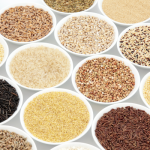 Photographie de différents féculents et produits céréaliers crus dans divers bols pour illustrer l'article du blogue RE:Santé intitulé "Les féculents: une pilier l’alimentation moderne qui mérite d’être questionné"