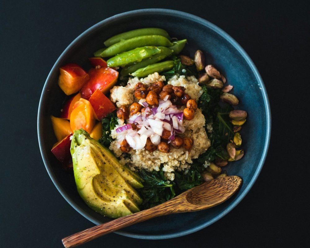 Bol nourrissant composé de quinoa, légumes colorés, avocat, pois mange-tout et pois chiches rôtis. Parfait pour bien manger