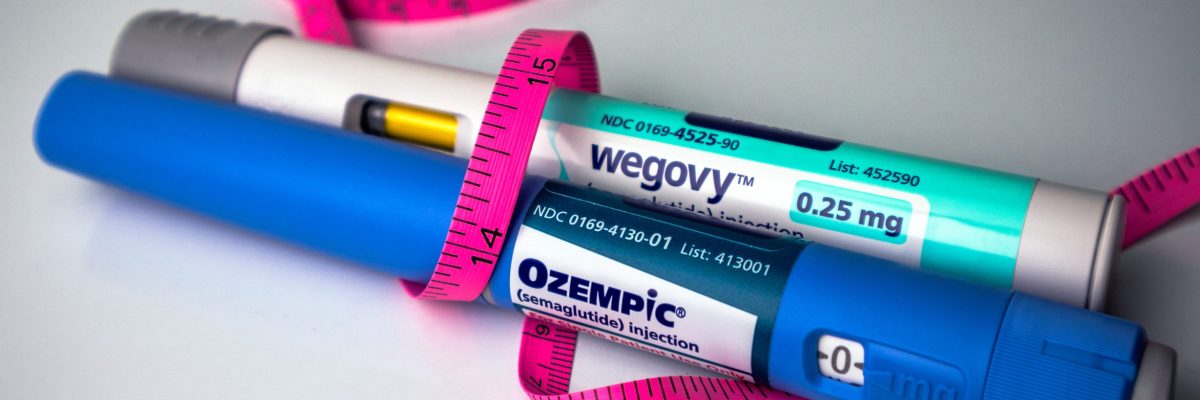 Stylos injecteur Ozempic et Wegovy, médicaments pour la perte de poids, enroulés dans un ruban à mesurer